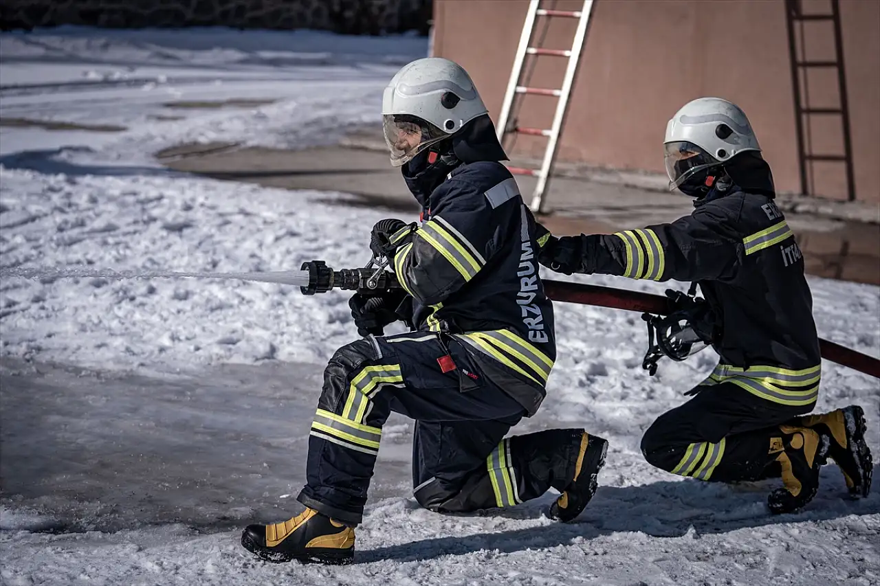 Erzurum'da yeni itfaiye erleri zorlu eğitimlerden geçiyor