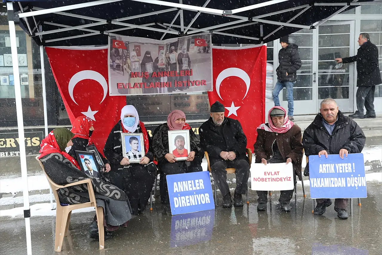 Muş'ta ailelerin DEM Parti önündeki evlat nöbeti devam ediyor