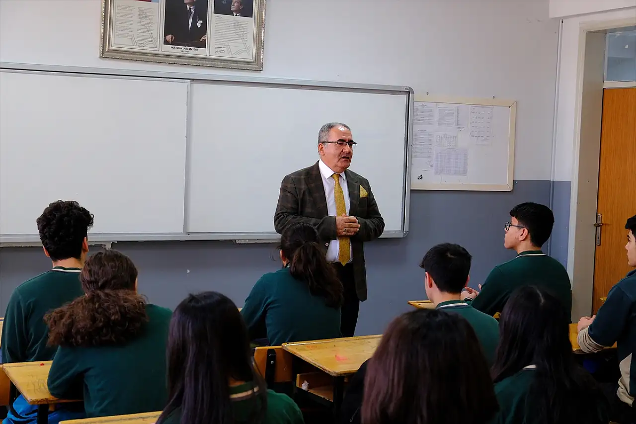 Van'da 36 yıl önce mezun olduğu lisede 4 yıldır müdürlük yapıyor