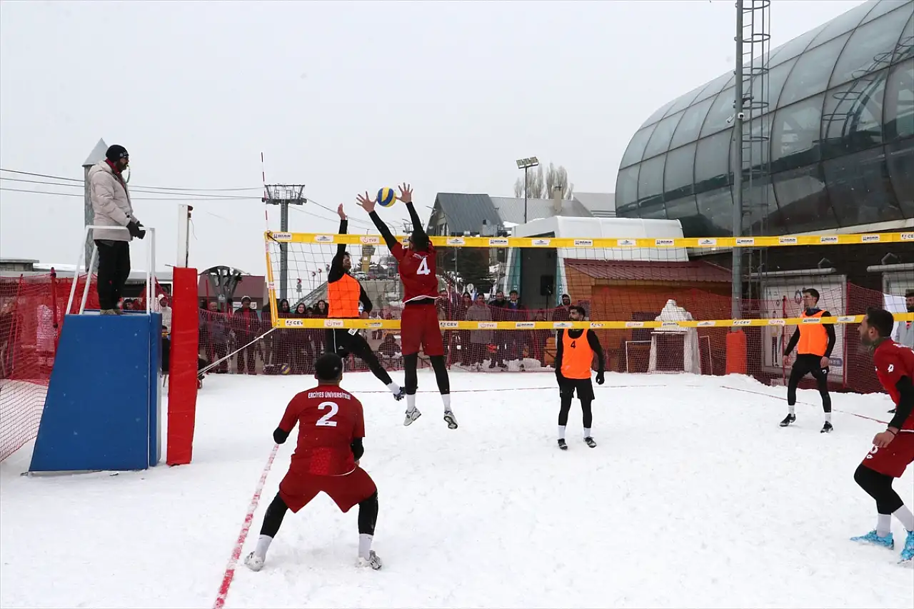 Erzurum'da Üniversiteler Arası Türkiye Kar Voleybolu Şampiyonası devam ediyor