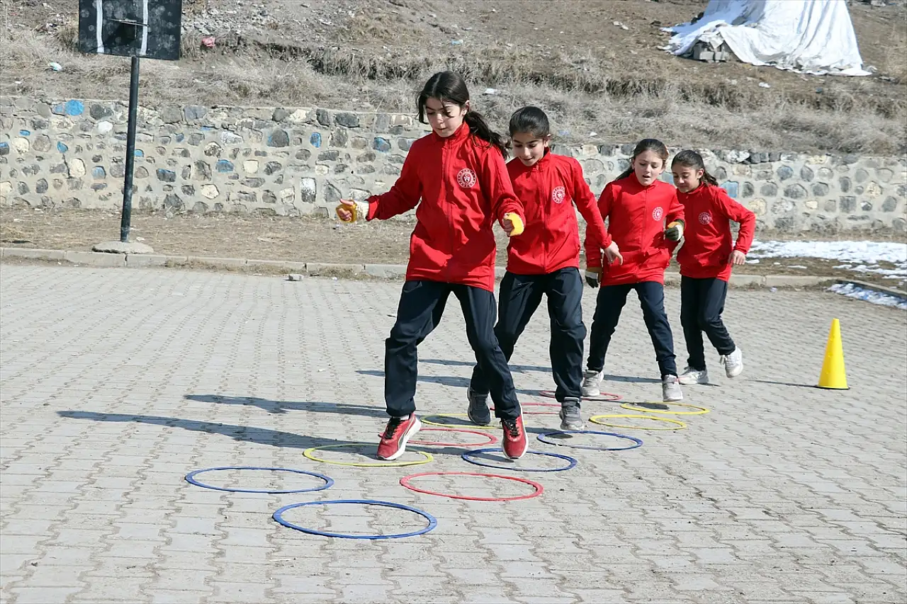 Ağrı'nın dağ köyündeki genç atletler kar-kış demeden şampiyonluk için koşuyor