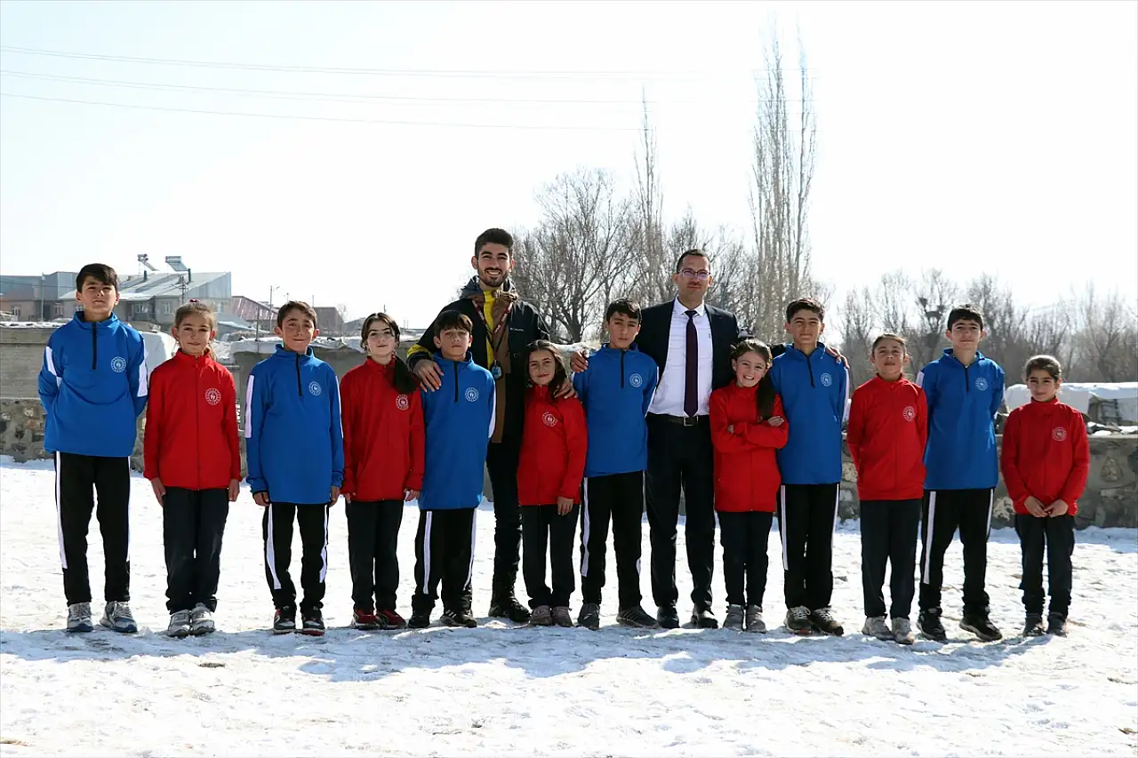 Ağrı'nın dağ köyündeki genç atletler kar-kış demeden şampiyonluk için koşuyor