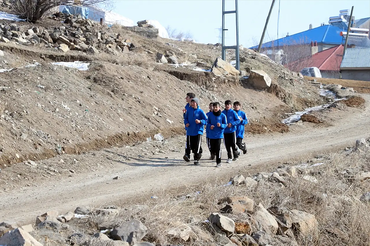 Ağrı'nın dağ köyündeki genç atletler kar-kış demeden şampiyonluk için koşuyor
