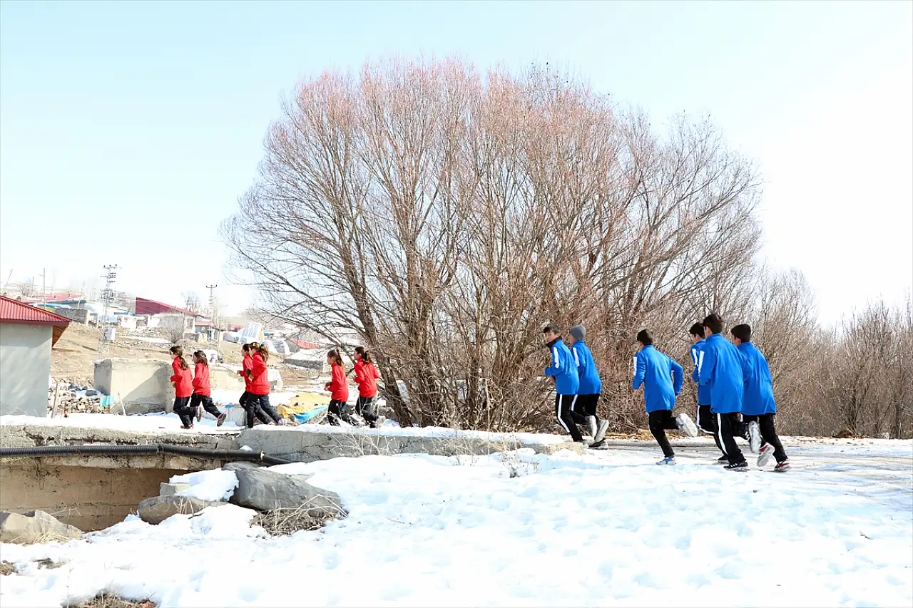 Ağrı'nın dağ köyündeki genç atletler kar-kış demeden şampiyonluk için koşuyor