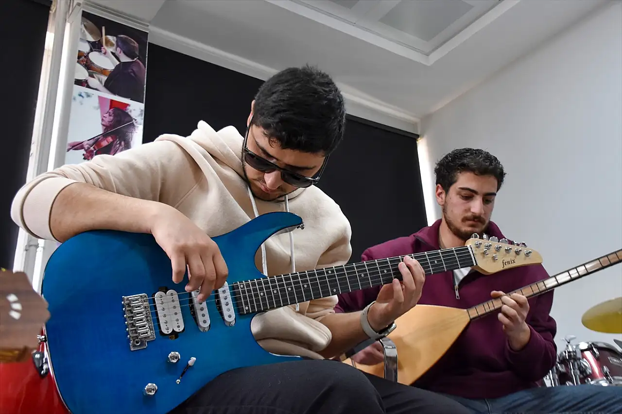 Van'da görme engelli genç müzisyen, müzik tutkusuyla hayallerine koşuyor