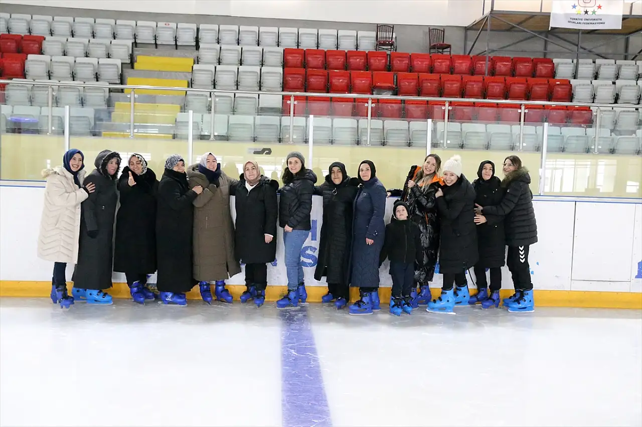 Erzurum'da ev kadınları buz pateniyle tanışıyor
