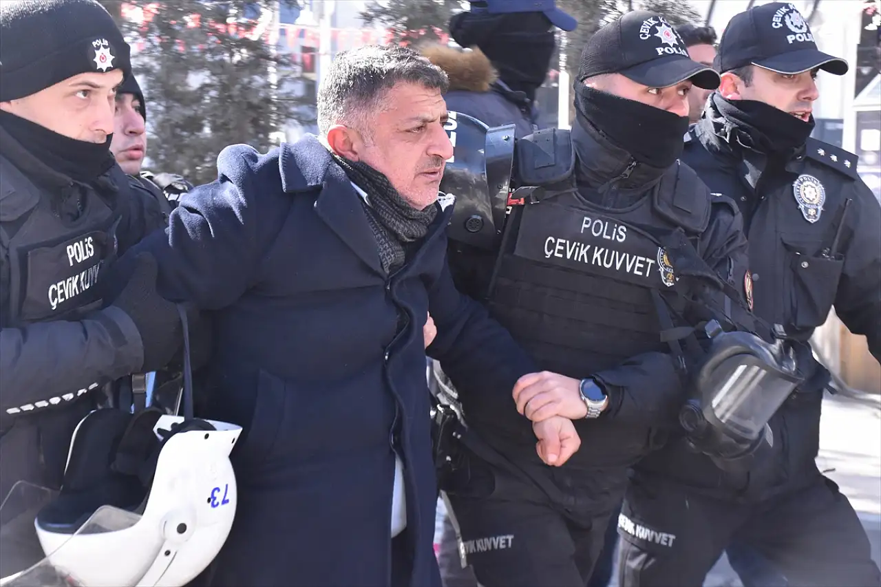 Van'da izinsiz yürüyüşe polis müdahale etti: 172 gözaltı