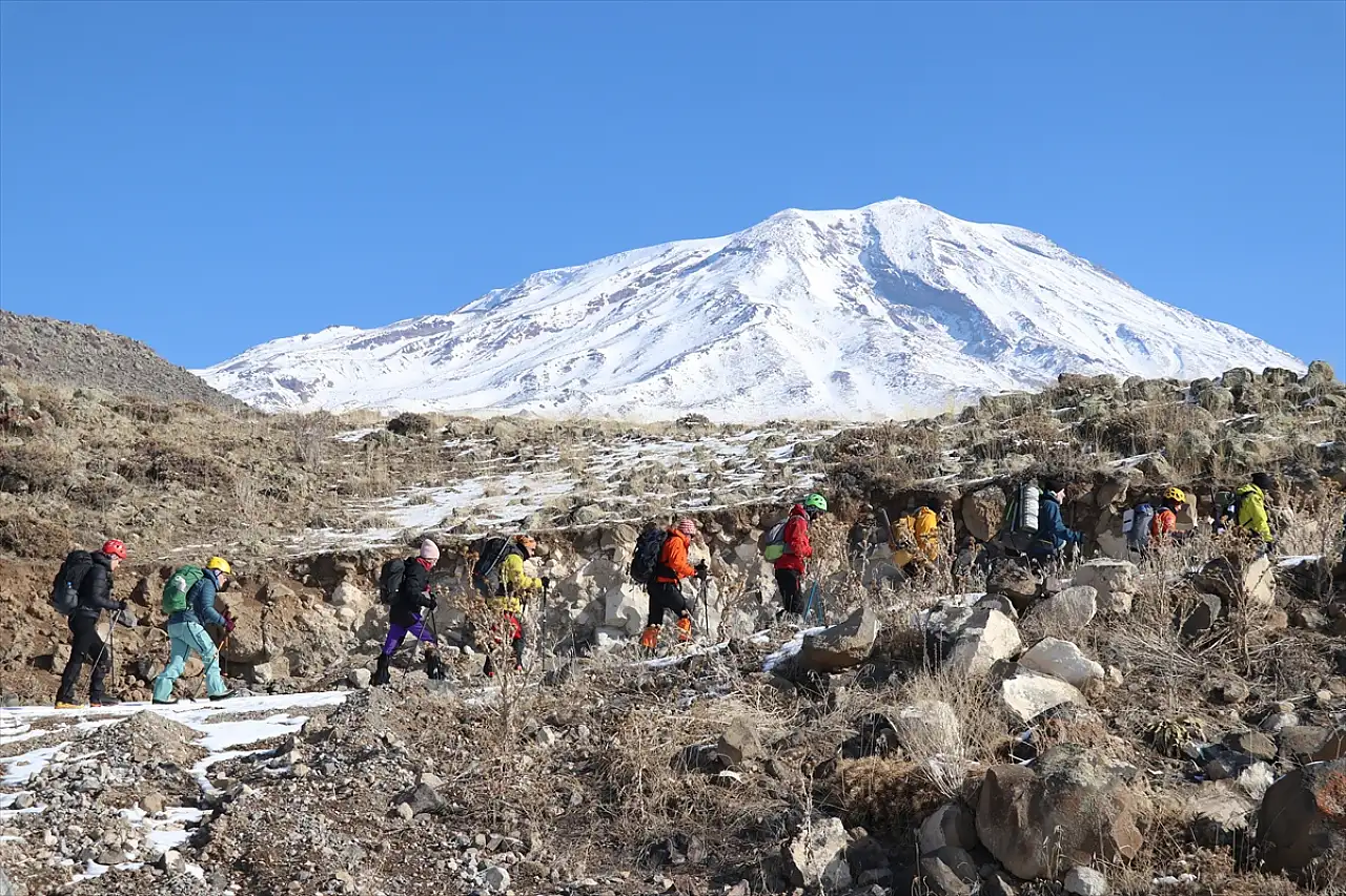 Ağrı Dağı'nda zorlu kış tırmanışı başarıyla tamamlandı