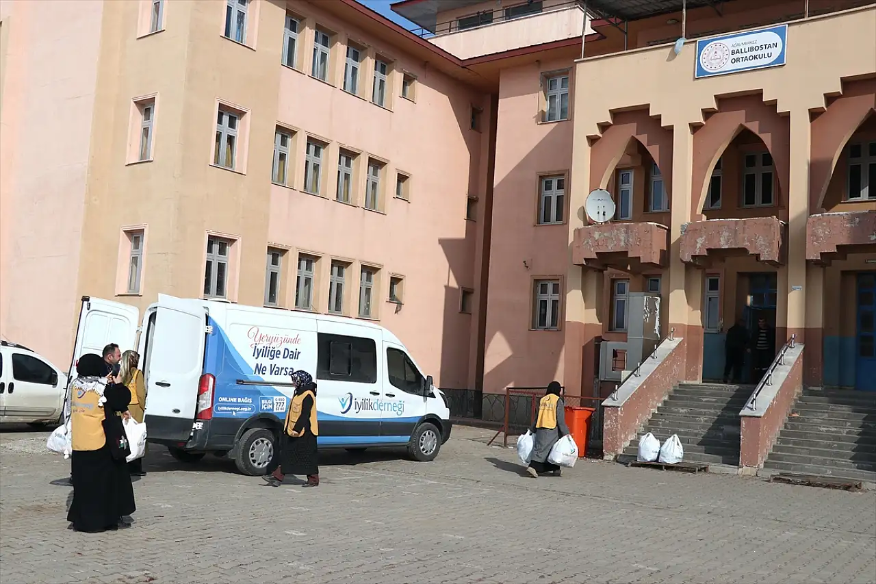 İstanbul'daki öğrencilerden Ağrılı çocuklara anlamlı destek