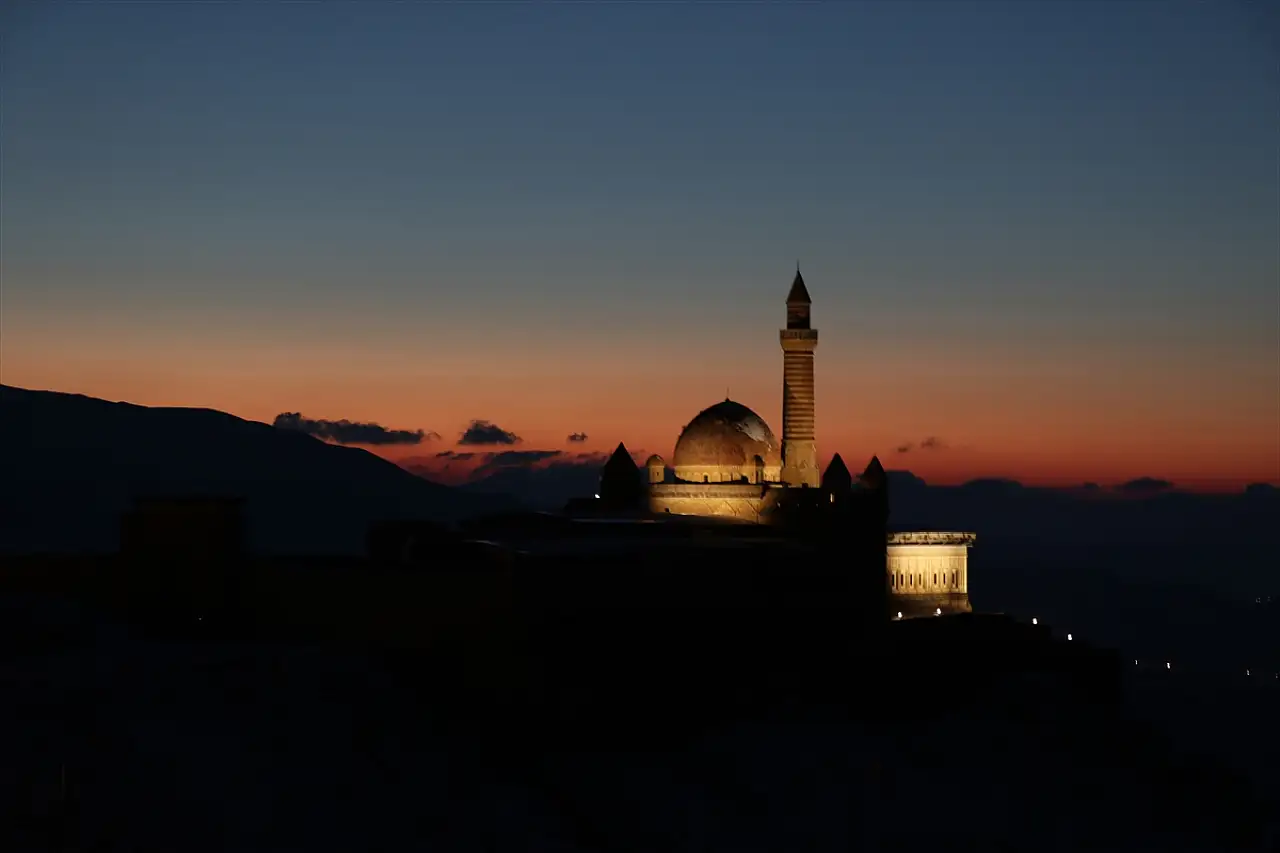 İshak Paşa Sarayı, karla kaplı görkemiyle fotoğrafçıları büyülüyor