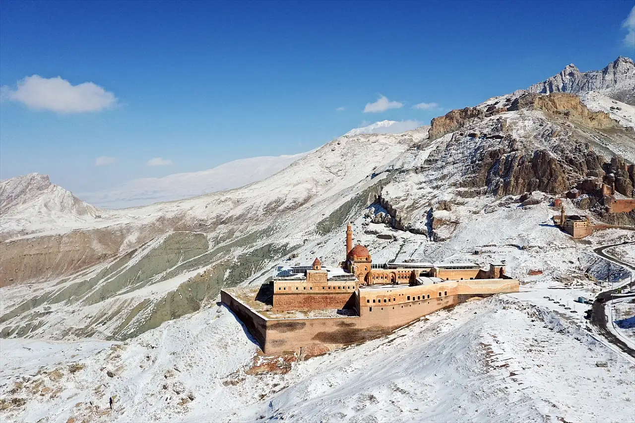 İshak Paşa Sarayı, karla kaplı görkemiyle fotoğrafçıları büyülüyor
