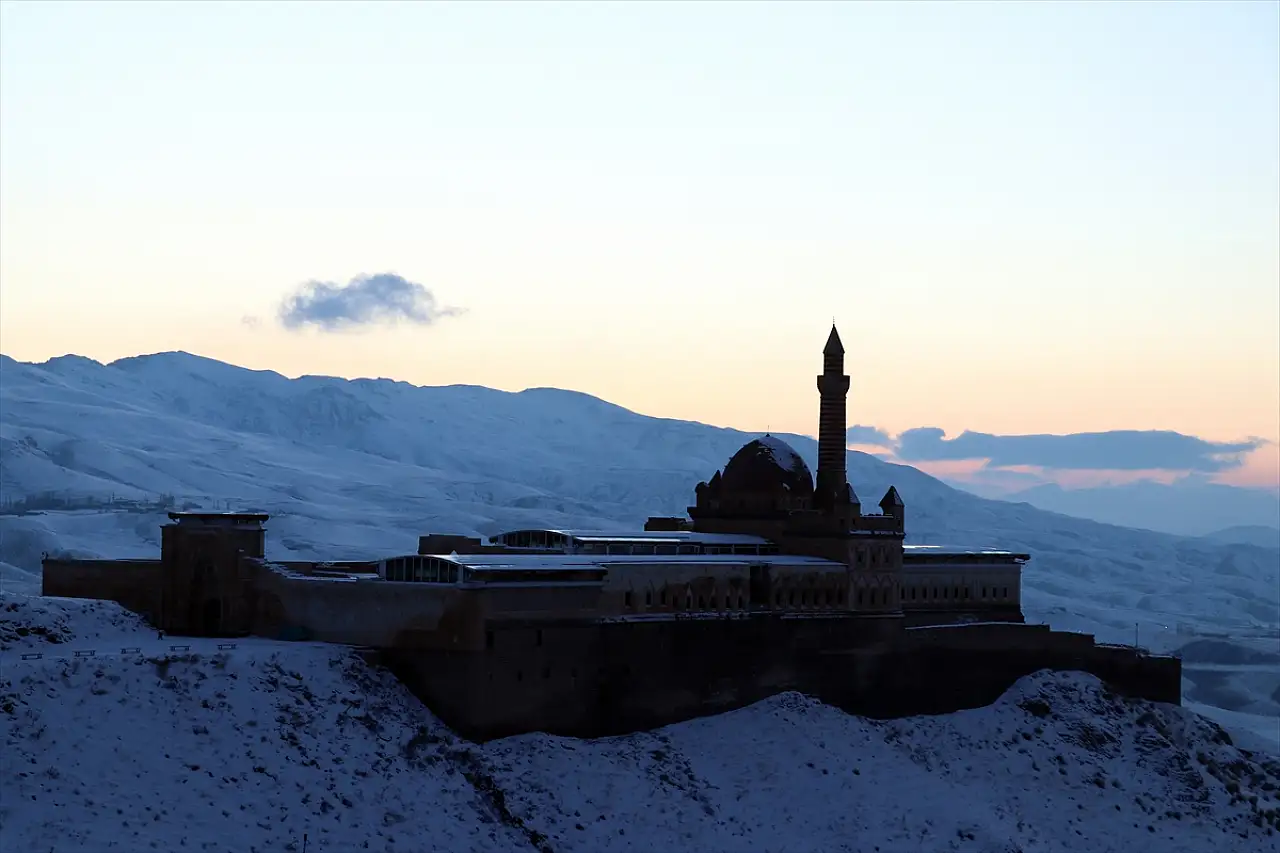 İshak Paşa Sarayı, karla kaplı görkemiyle fotoğrafçıları büyülüyor