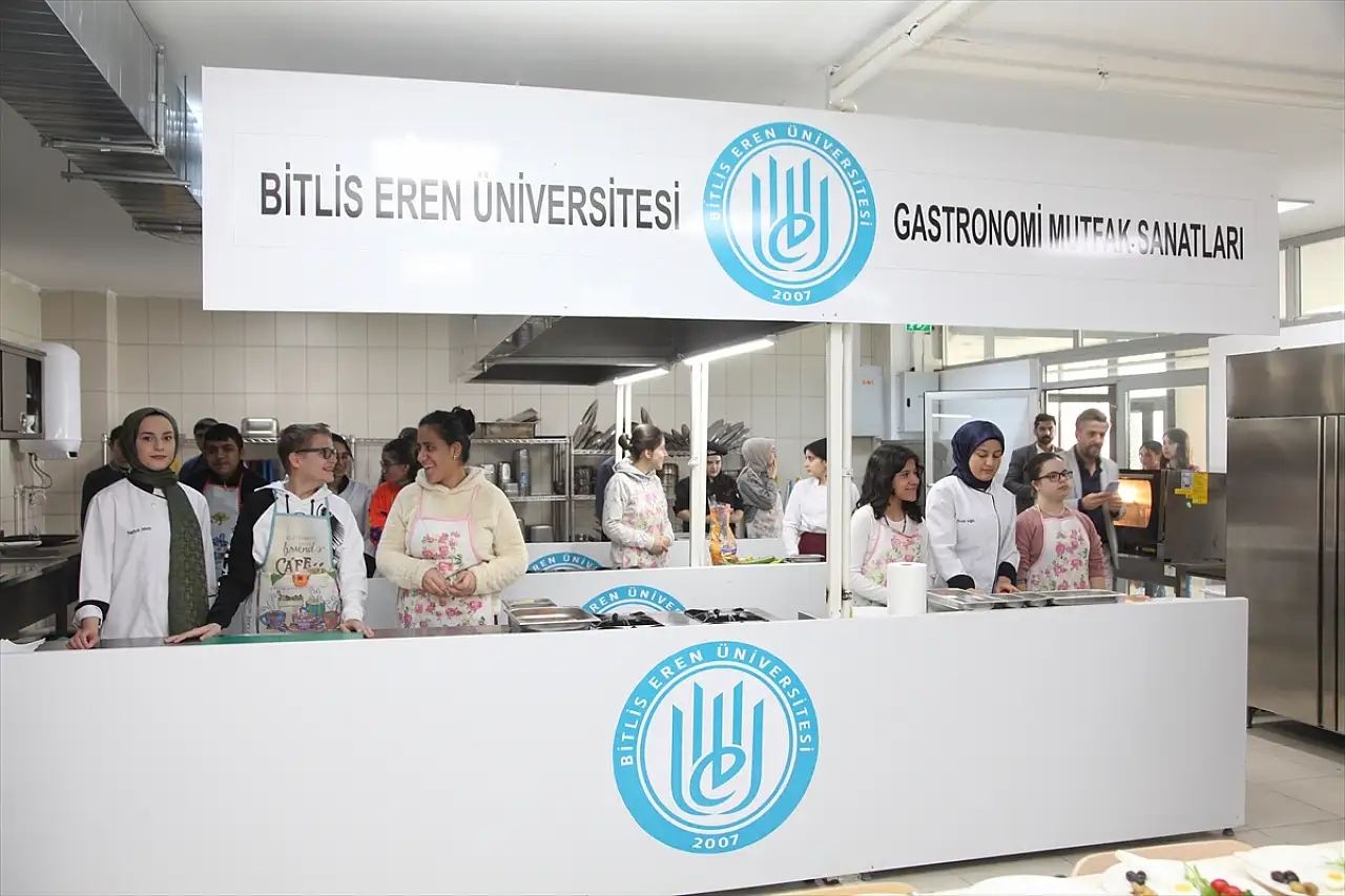 Bitlis'te engelli öğrenciler, üniversite mutfağında kahvaltı hazırladı