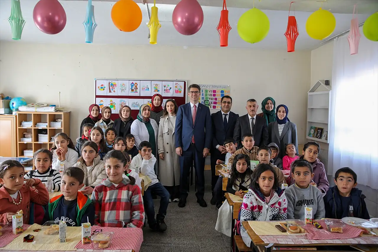 Van'da aşçı adaylarından kırsaldaki öğrencilere tatlı destek