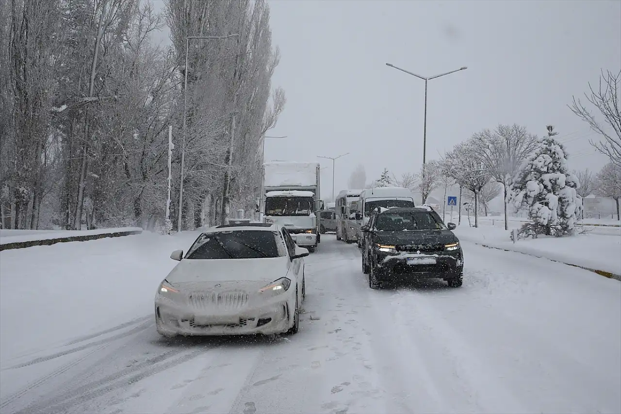Muş'ta yolda mahsur kalanlar kurtarıldı