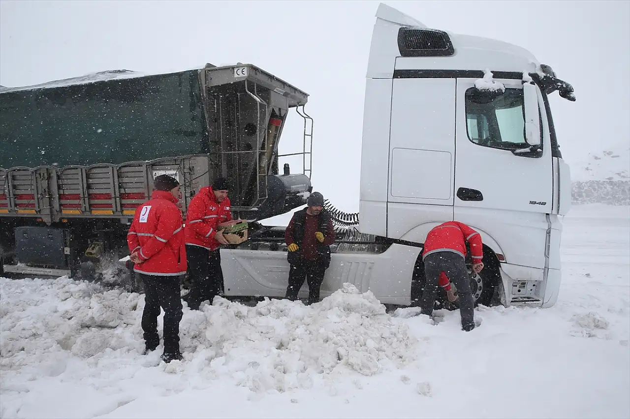 Muş'ta yolda mahsur kalanlar kurtarıldı