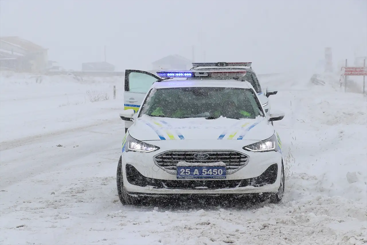 Erzurum'da kar ve tipi ulaşımı olumsuz etkiliyor