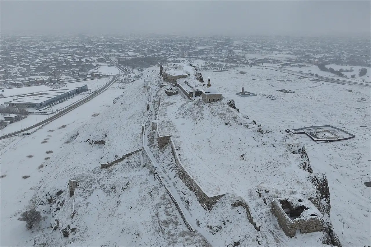 Van'ın tarihi yapıları karla büyüleyici bir görünüme büründü