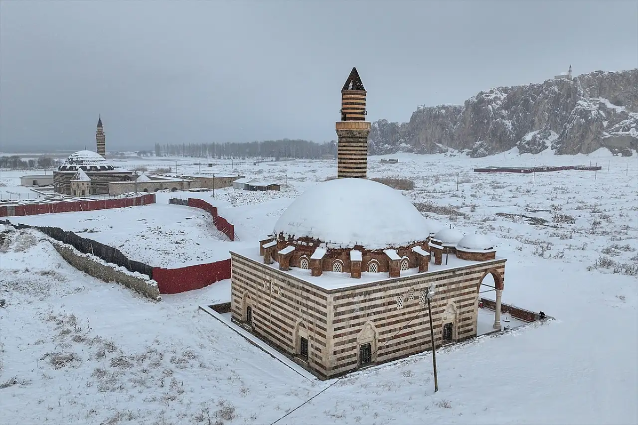 Van'ın tarihi yapıları karla büyüleyici bir görünüme büründü