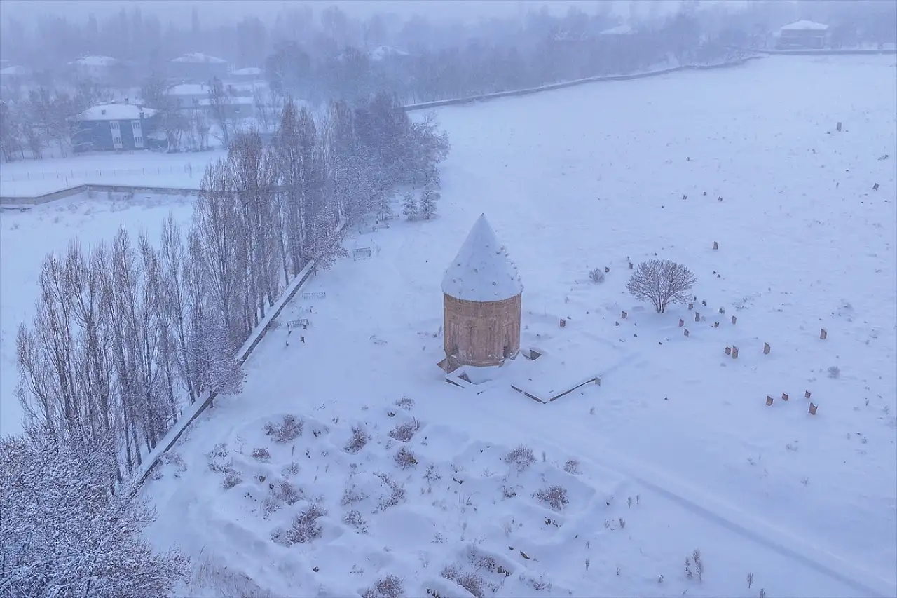 Van'ın tarihi yapıları karla büyüleyici bir görünüme büründü