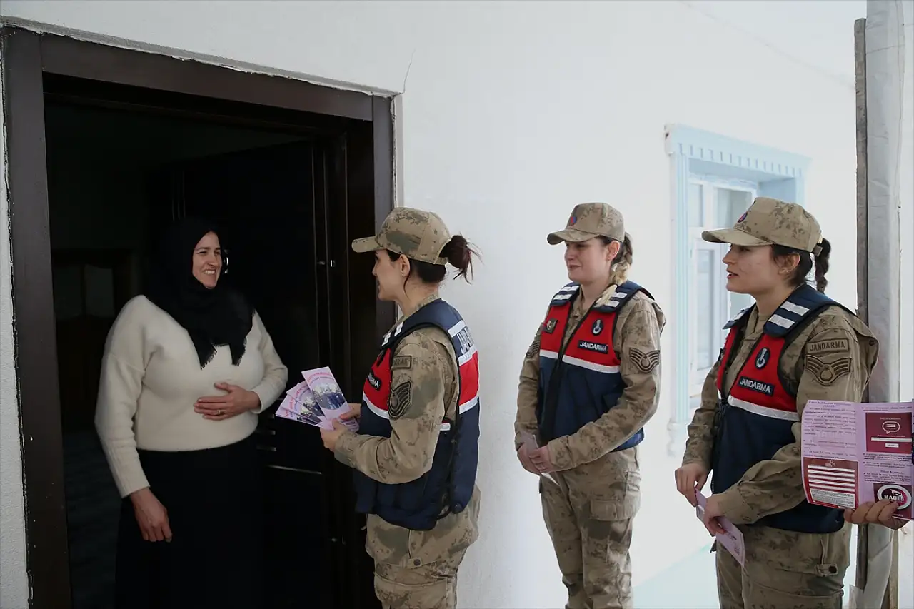 Muş'ta kadın komutanlar köy köy gezerek KADES'i tanıtıyor