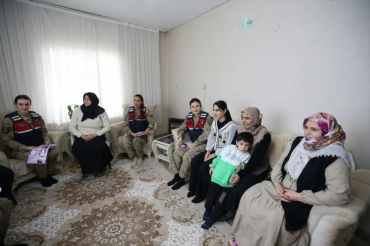 Muş'ta kadın komutanlar köy köy gezerek KADES'i tanıtıyor