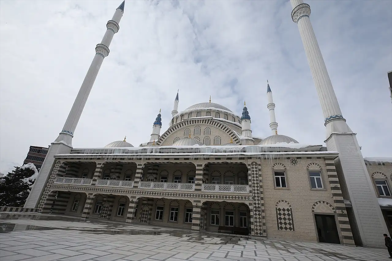 Muş'ta hayırseverlerin destekleriyle yapılan cami ibadete açıldı