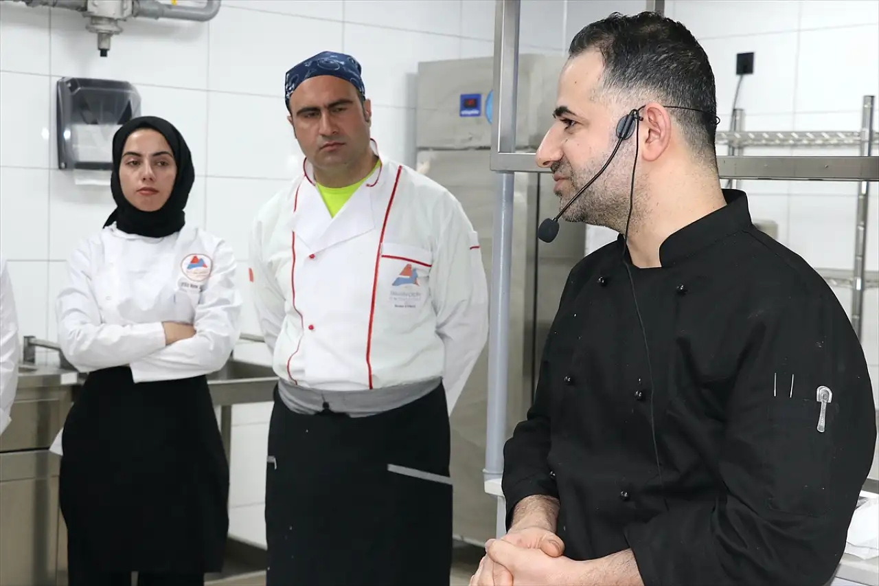 Ağrı'da gastronomi öğrencileri deneyimli şeflerden uygulamalı eğitim alıyor
