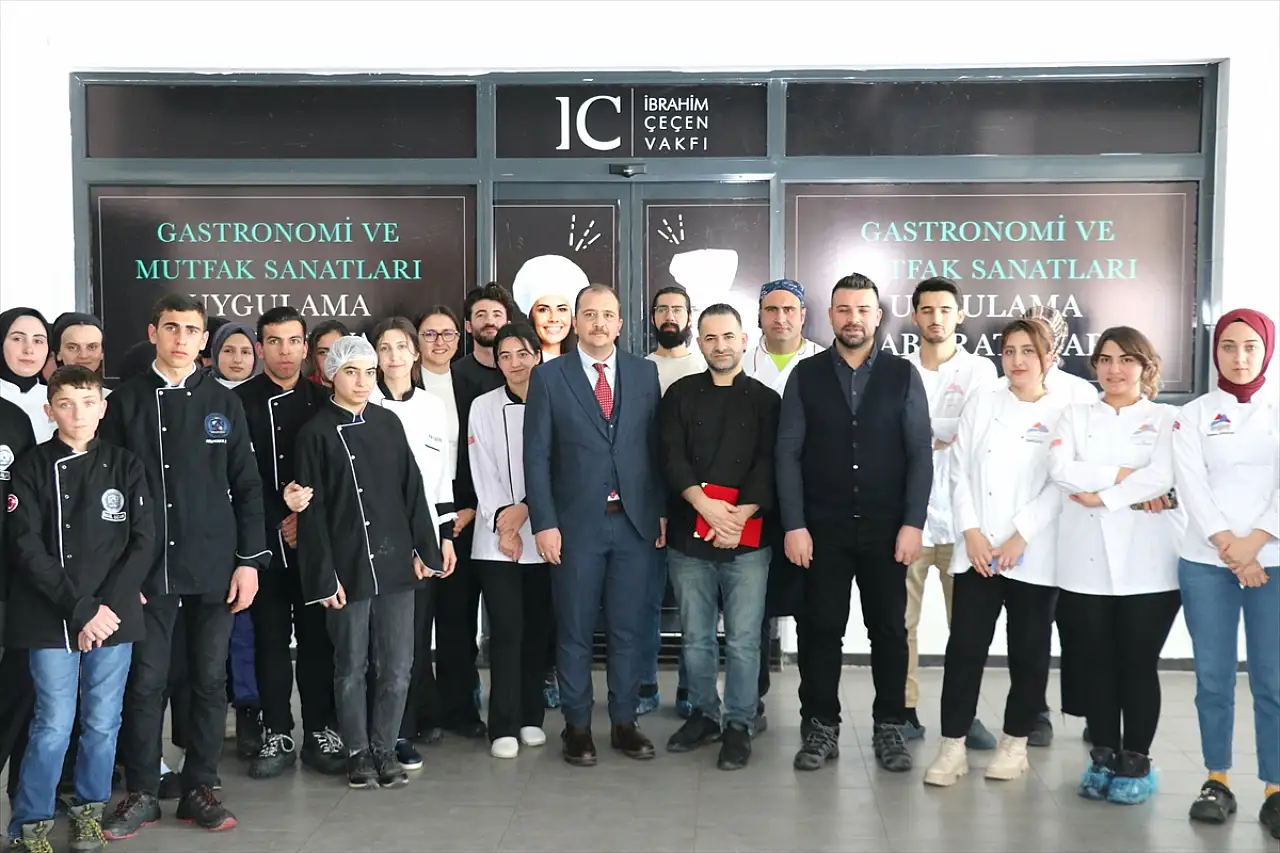 Ağrı'da gastronomi öğrencileri deneyimli şeflerden uygulamalı eğitim alıyor