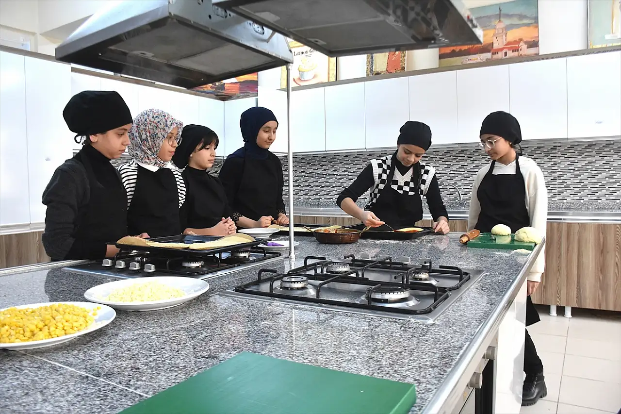 Vanlı öğrenciler mutfakta hem öğreniyor hem üretiyor