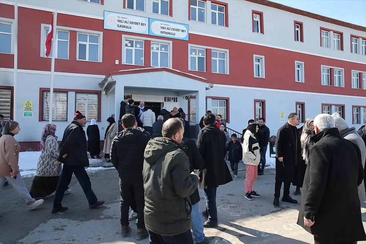 Van'da muhtar adayları sahada seçmenler sandık başında