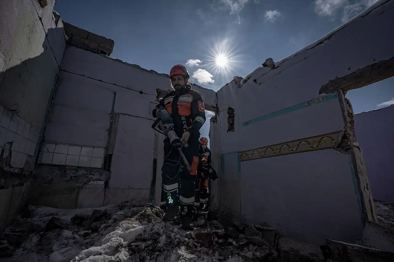 Erzurum'un gönüllü arama kurtarma ekibi, afetlere karşı sürekli eğitimde