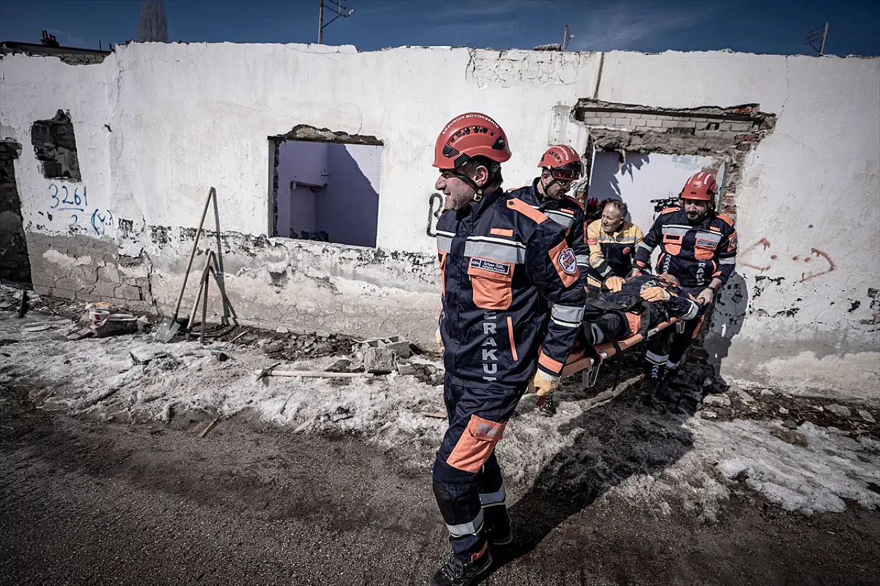 Erzurum'un gönüllü arama kurtarma ekibi, afetlere karşı sürekli eğitimde