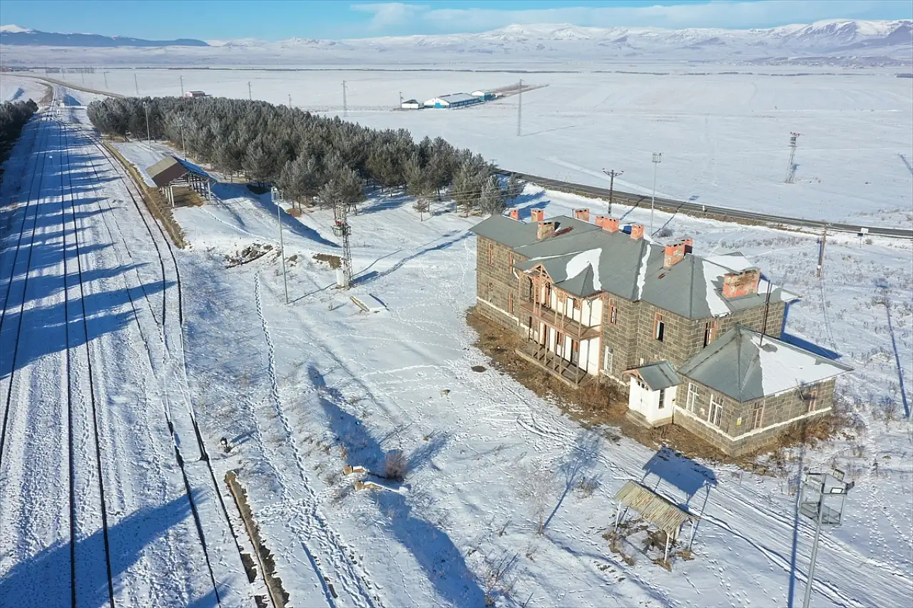 Kars'ta bozkırın ortasında karla kaplı tren istasyonu havadan görüntülendi
