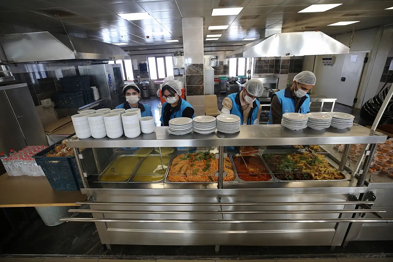 Muş'ta üniversiteliler Ramazan'da ihtiyaç sahiplerine sıcak yemek ulaştırıyor