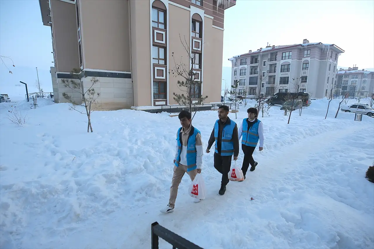 Muş'ta üniversiteliler Ramazan'da ihtiyaç sahiplerine sıcak yemek ulaştırıyor