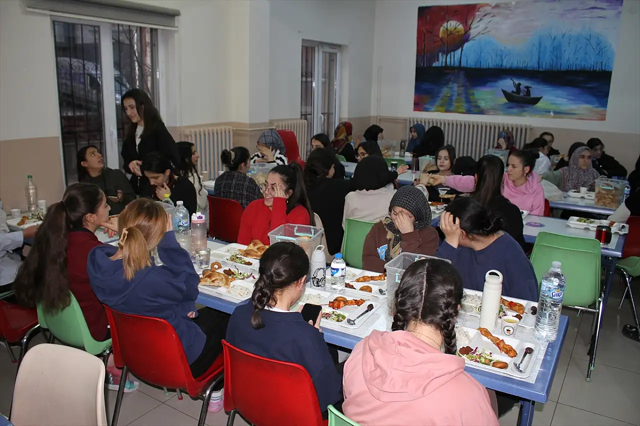 Van'da pansiyonda kalan öğrenciler iftar sofrasında buluşuyor