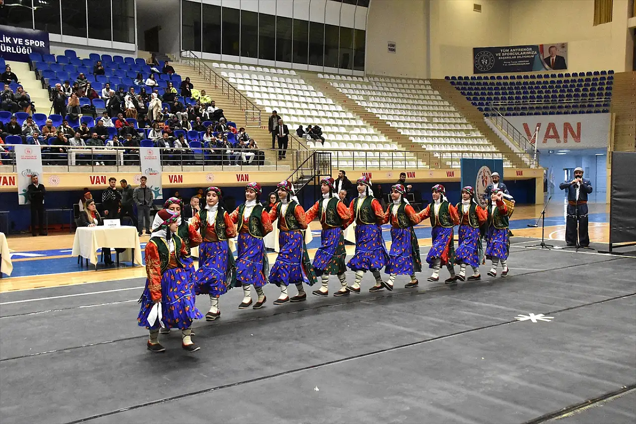 Van'da Halk Oyunları İl Birinciliği Yarışması düzenlendi