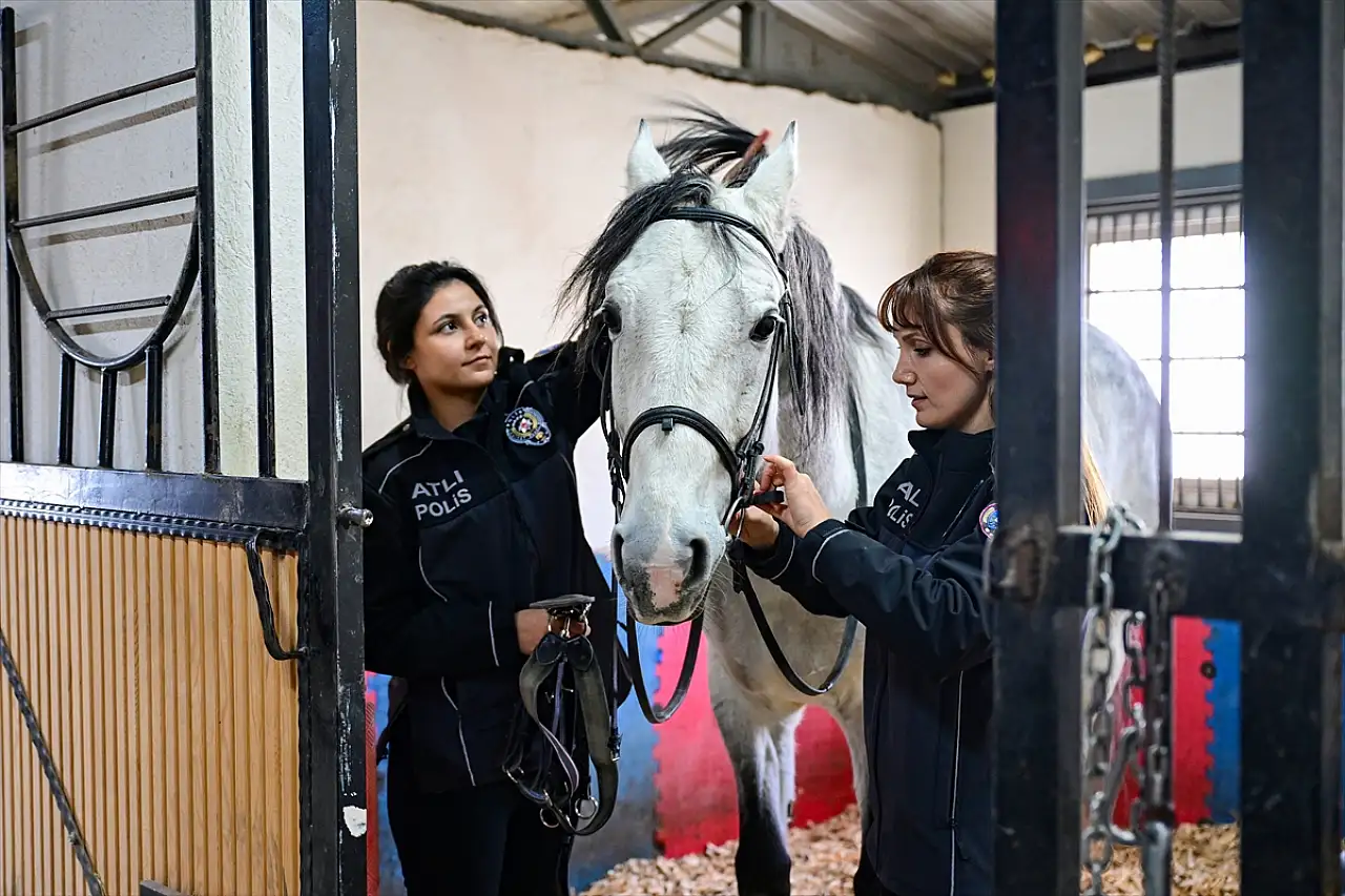 Van'da kadın süvariler güvenliği sağlamak için sahada