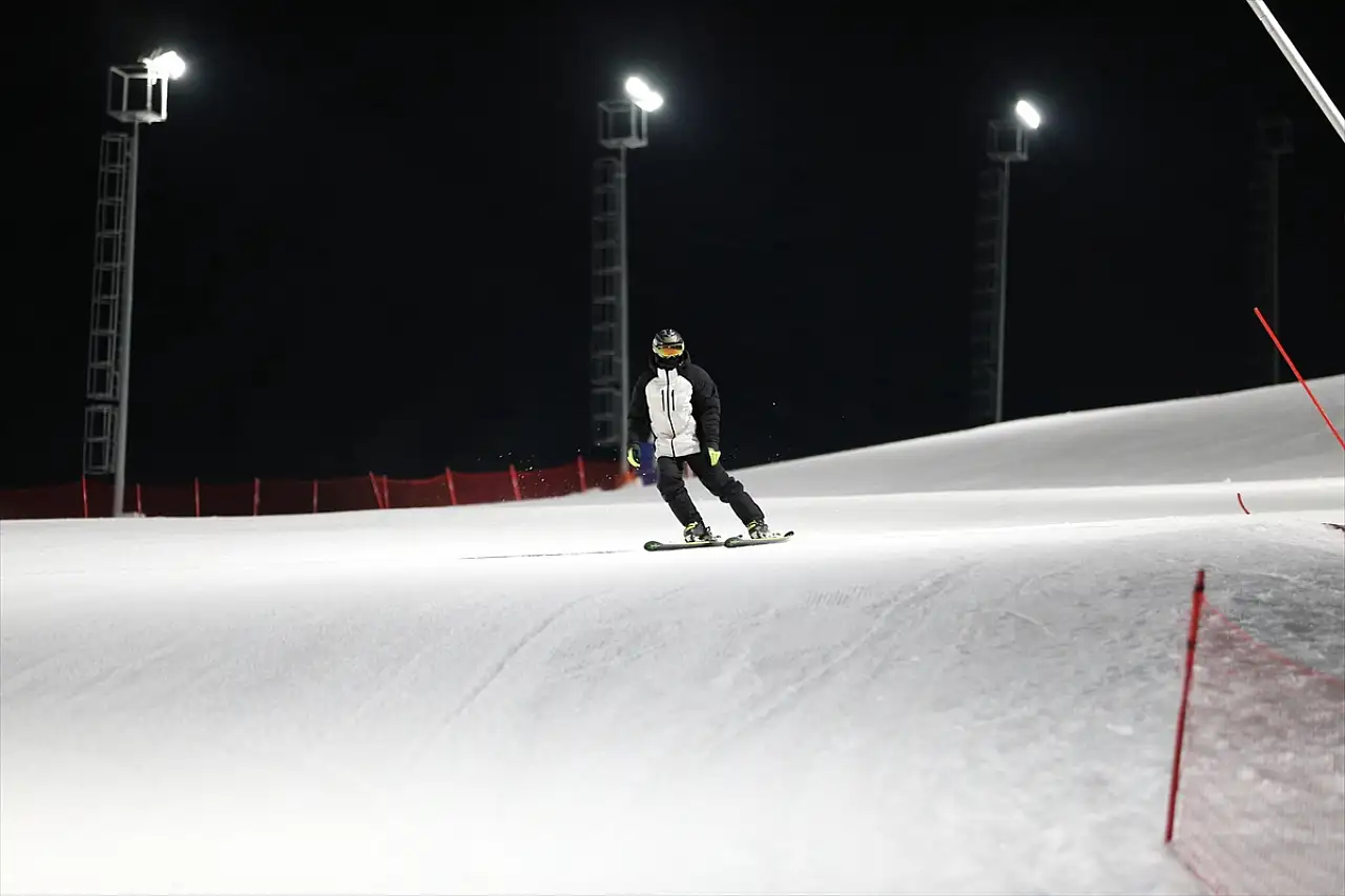 Palandöken'de Ramazan'da gece kayağı keyfi