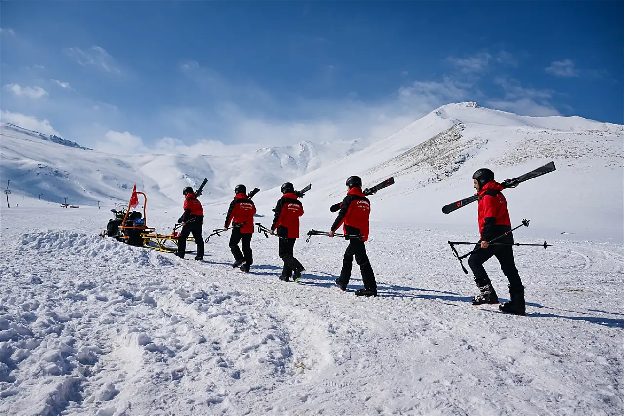 Van'da JAK timleri kayakseverlerin güvenliği için görev başında