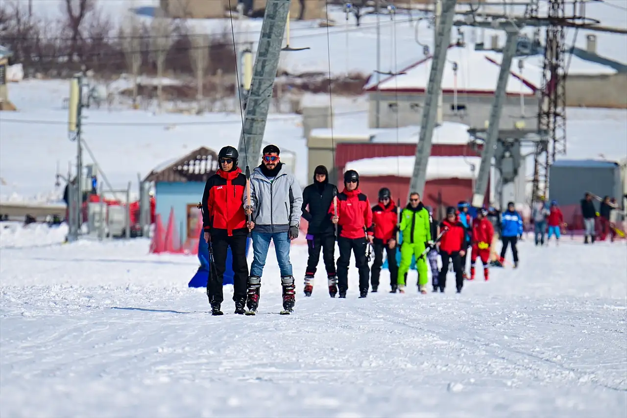 Van'da JAK timleri kayakseverlerin güvenliği için görev başında