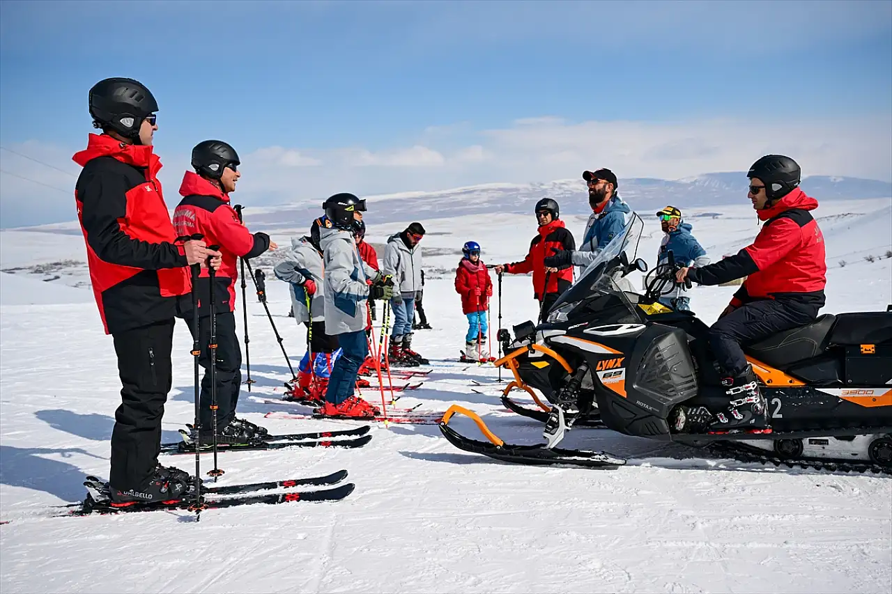 Van'da JAK timleri kayakseverlerin güvenliği için görev başında