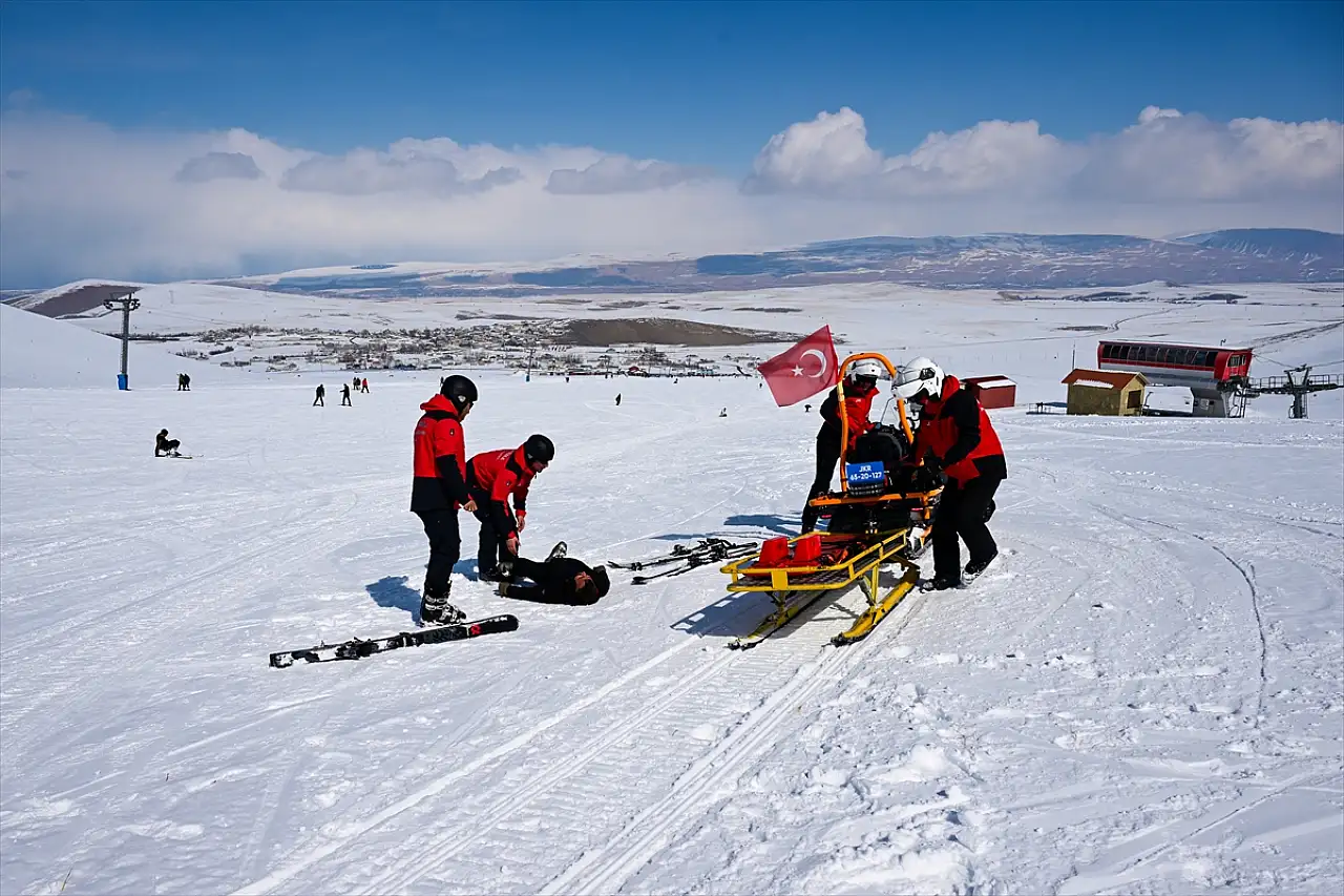 Van'da JAK timleri kayakseverlerin güvenliği için görev başında