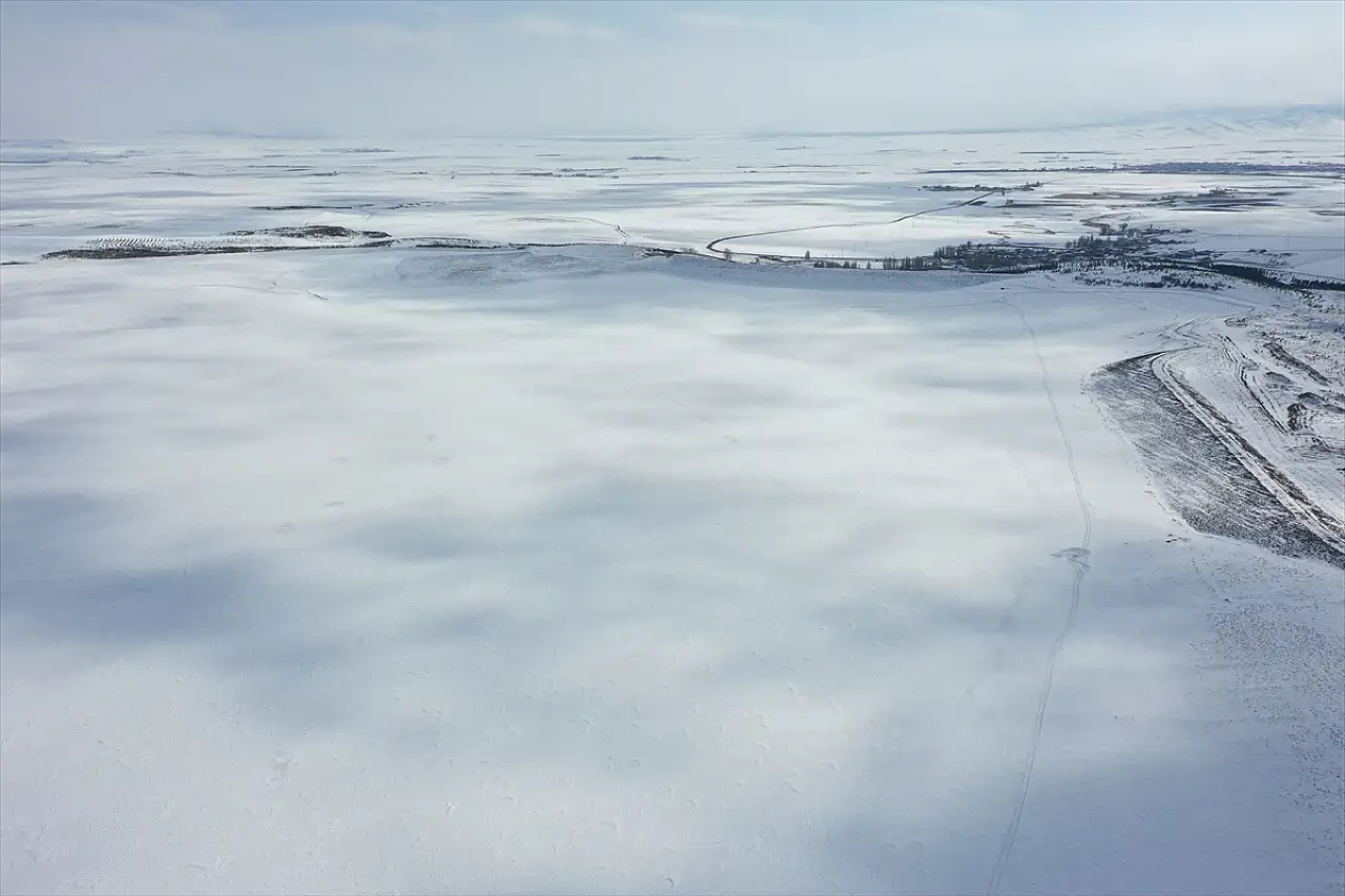 Kars'ta Bayburt Barajı buz tuttu