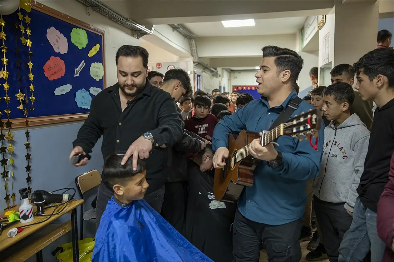 Van'da konservatuvar öğrencisi berber, çocukları şarkılar eşliğinde bayram tıraşı yapıyor