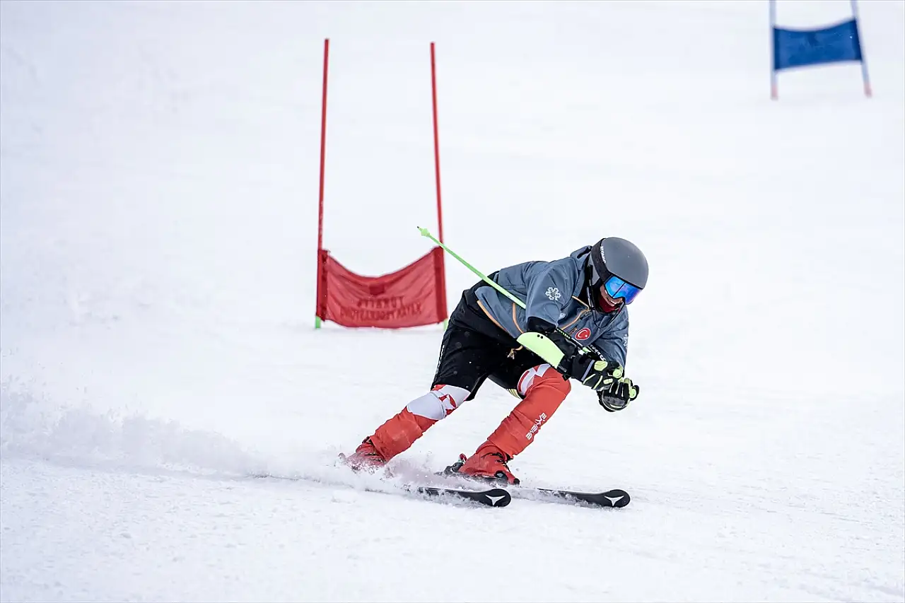 Erzurum'da otizmli ikiz milli kayakçılar Fransa'da madalya için pistte