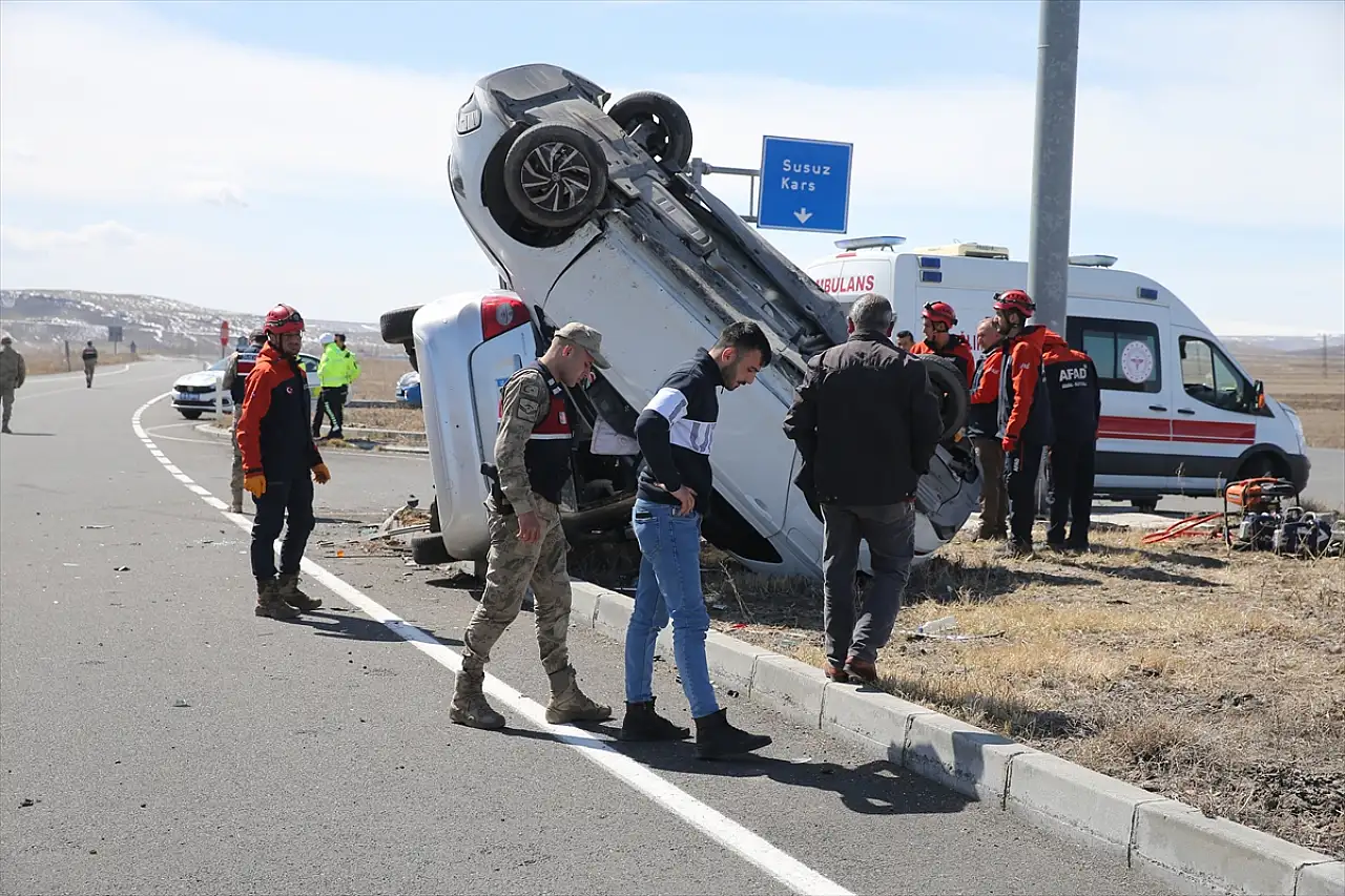 Kars'ta feci kaza: 1 ölü 6 yaralı