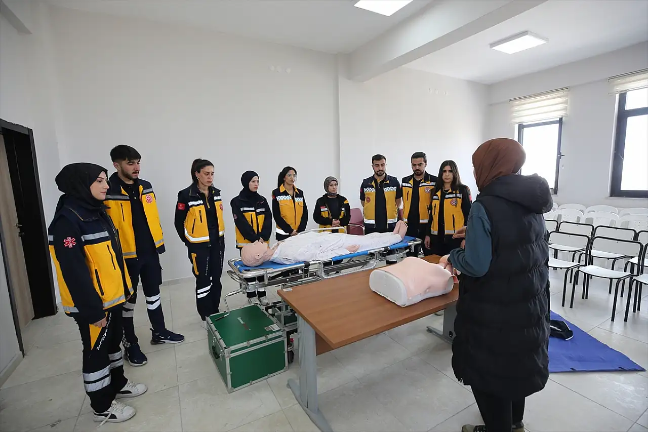 Muş'ta liselilere uygulamalı Heimlich manevrası eğitimi