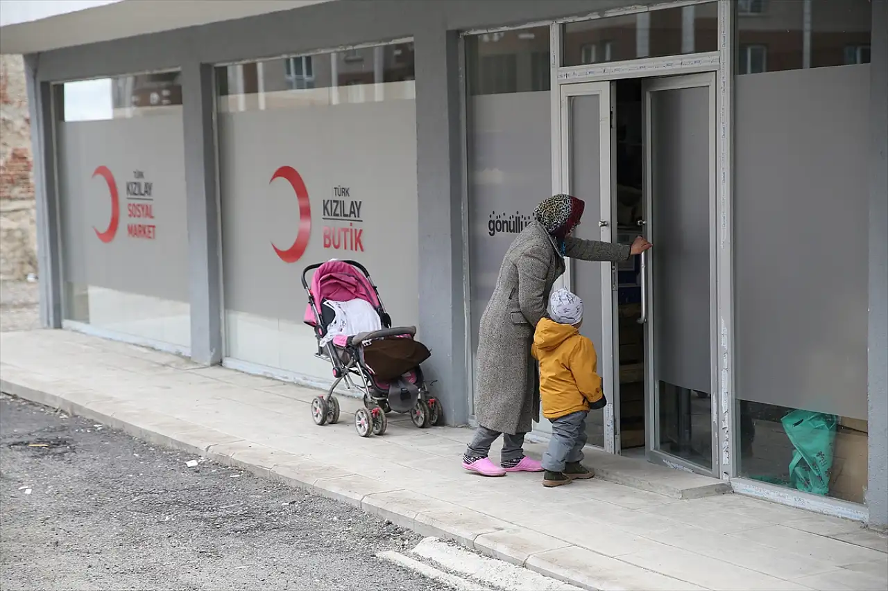 Erzurum'da Kızılay Butik mağazası, binlerce çocuğun bayram sevinci oldu